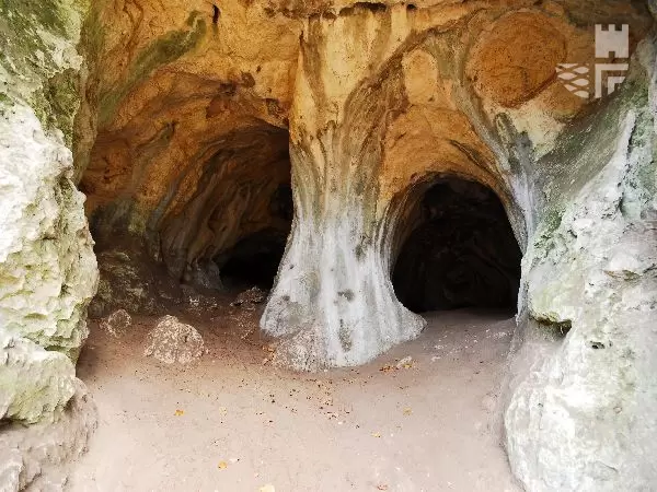 Jaskinia OstrÄĹźnicka, bÄdÄca kiedyĹ podziemiami Zamku OstrÄĹźnik, zadziwia otworem zwanym pĹucami i do dzisiaj kusi poszukiwaczy tajemnic.